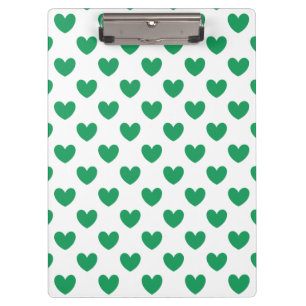 Kelly green polka herzen auf weiß klemmbrett