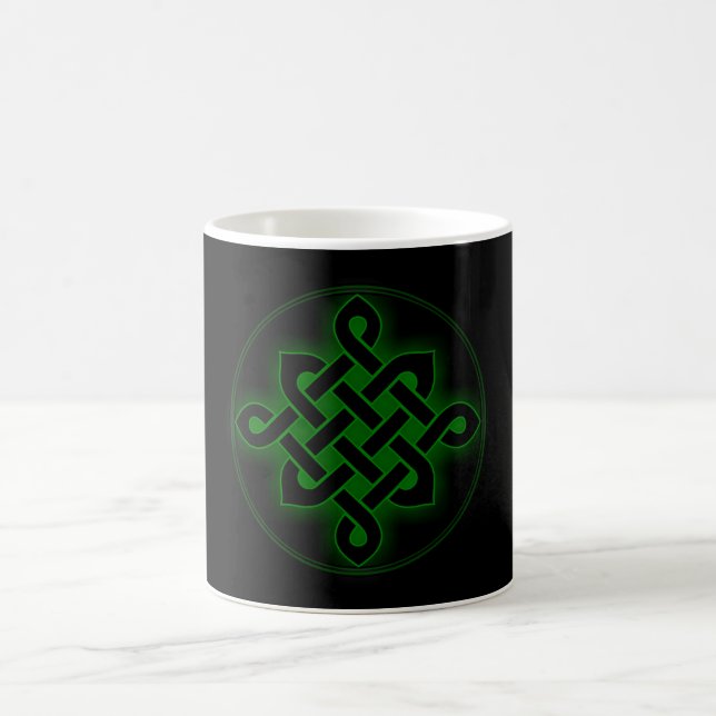 keltisch-grünes Knoten mystisches Wahrzeichen spir Kaffeetasse (Mittel)