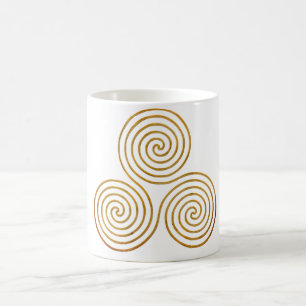 keltische Dreifach-Spirale - Das antike Gold einer Kaffeetasse