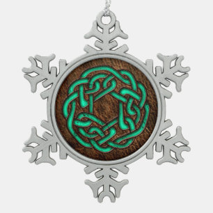 Keltischer Knoten des grünen Türkises auf lederner Schneeflocken Zinn-Ornament