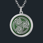 Keltischer Knoten Triskelion irische grüne Versilberte Kette<br><div class="desc">Keltischer Knoten Triskelion irische grüne Halskette. Eine schöne keltische oder irische themenorientierte Halskette, die einen grünen Hintergrund und keltisches ein Knoten triskelion in der Mitte kennzeichnet. Ein großes Stück irischer Schmuck für irgendeine Frau oder Mann. Macht ein großes Brautjungferngeschenk für Ihre irische gälische Hochzeit oder gerade als Geschenk im Allgemeinen...</div>