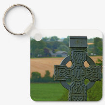 Keltischer Stein-Kreuz in Irland, irische Flagge