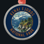 Kenai Fjords Nationalpark Retro Distressed Circle Ornament Aus Metall<br><div class="desc">Kenai Fjords Vektorgrafik Design. Der Park ist ein amerikanischer Nationalpark,  der das Harding Icefield,  seine überfluteten Gletscher,  Küstenfjorde und Inseln unterhält.</div>