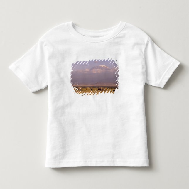 Kenia: Amboseli-Nationalpark, Elefanten Kleinkind T-shirt (Vorderseite)