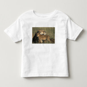 Kenia, Masai Mara Game Reserve, Löwin Kleinkind T-shirt