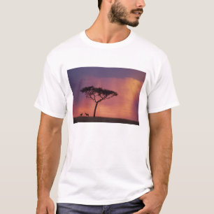 Kenia: Masai Mara Nationalpark, Sonnenuntergang. T-Shirt