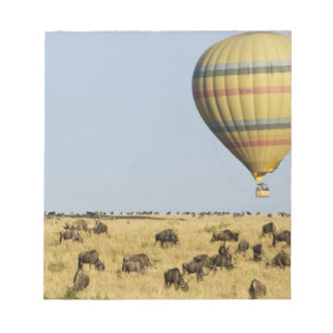 Kenia, Masai Mara. Touristen fahren Heißluftballo Notizblock
