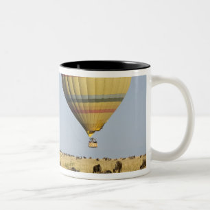 Kenia, Masai Mara. Touristen fahren mit Heißluftba Zweifarbige Tasse