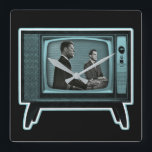 Kennedy Nixon 1960 TV Debate Quadratische Wanduhr<br><div class="desc">The 1960 presidential debate between US Senator John F. Kennedy and Vice-President Richard Nixon was the first time a presidential debate had been televised in the United States. The debate is transformed into a retro pop art graphic in the Kennedy Nixon Debate 1960 design. A retro television set is tuned...</div>
