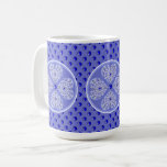 Keramik Lace Blue of Greece Kaffeetasse<br><div class="desc">Der Spitzendruck hat zu einem Keramik-Effekt für dieses feine Muster mit einigen Inlays von Perlen oder Cabochons (gezeichnet) hinzugefügt. Hier in Blau von Griechenland (eine berühmte Farbe in den griechischen Kykladen), dieses Muster existiert auch in hellgrau, hellblau und schwarz in anderen meiner Sammlungen. Ein fein gefertigter und origineller Stil für...</div>