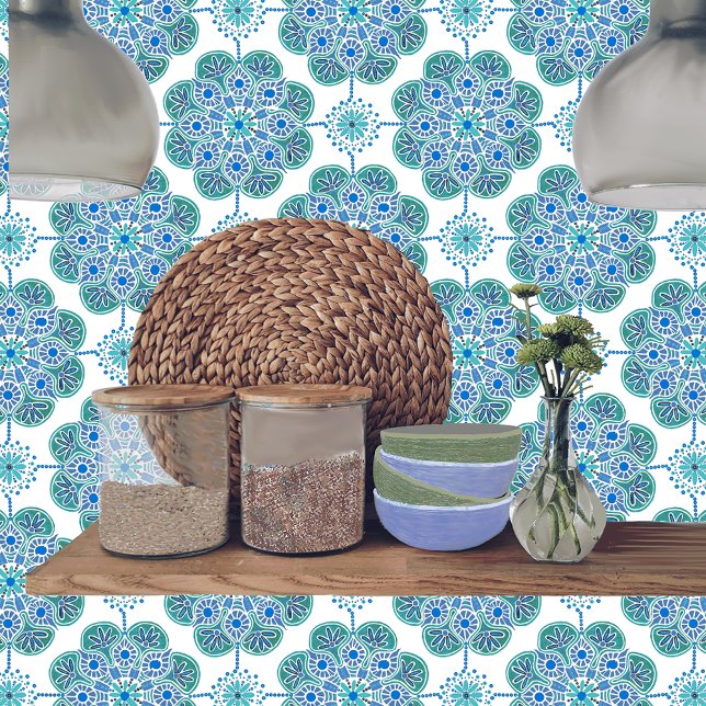 Keramik mit blauem und grünem Muster Fliese (Blue and green medallion tile shown on a kitchen backsplash.)