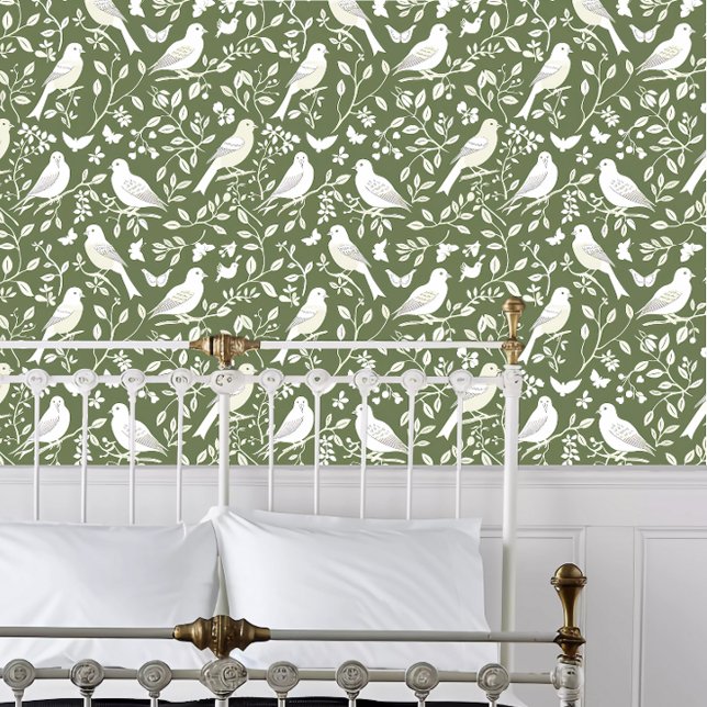 Kernvögel auf grünen Flächen Tapete (Cottagecore Birds on Green Wallpaper behind a white metal framed bed.)
