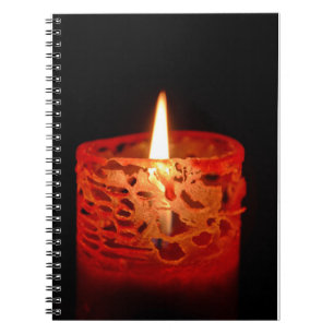 Kerze auf schwarzem Hintergrund Notizblock