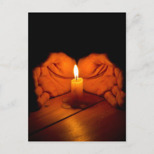 Kerze, Hände, Flamme, Holz. Postkarte