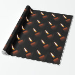 Kerzen-Flamme Geschenkpapier<br><div class="desc">Leuchten Sie Ihrem Leben mit diesem eleganten Packpapier. Es kennzeichnet ein wiederholendes abstraktes Muster einer braunen Kerze mit einer reizenden Flamme in den Schatten von weißem, von Gelbem, Gold und orange Set auf einem reinen schwarzen Hintergrund.</div>