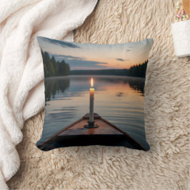 Kerzenlicht auf einem Boot am Sonnenuntergangssee Kissen