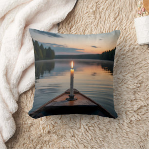 Kerzenlicht auf einem Boot am Sonnenuntergangssee Kissen
