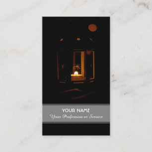 Kerzenlicht beleuchtet die dunkle Visitenkarte
