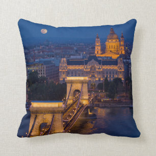Kettenbrücke und Vollmond bei Nacht Kissen