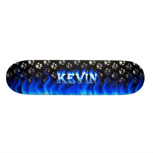 Kevin Skateboard blauen Feuer und Flammen Design.