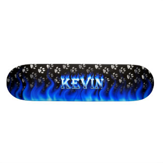 Kevin Skateboard blauen Feuer und Flammen Design.