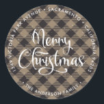 Khaki Merry Christmas Rücksendeadressen-Aufklebers Runder Aufkleber<br><div class="desc">Erstellen Sie Ihre eigenen frohen Weihnachtsfeiertage Rücksendeadressen-Aufkleber mit einem kalligraphischen Typ Schriftart auf khaki büffalo karierten Hintergrund. Einfach diese khaki karierten fröhlichen Weihnachtslabels mit Ihrem Familiennamen und Ihrer Adresse personalisieren.</div>