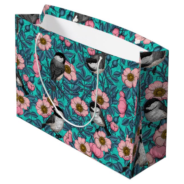 Kichererbsen in freier Rose, rosa und blau Große Geschenktüte (Rückseite Schrägansicht)