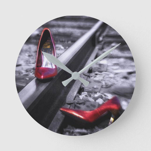 Kick Deine Schuhe auf den Schienen ab. Runde Wanduhr (Vorderseite)