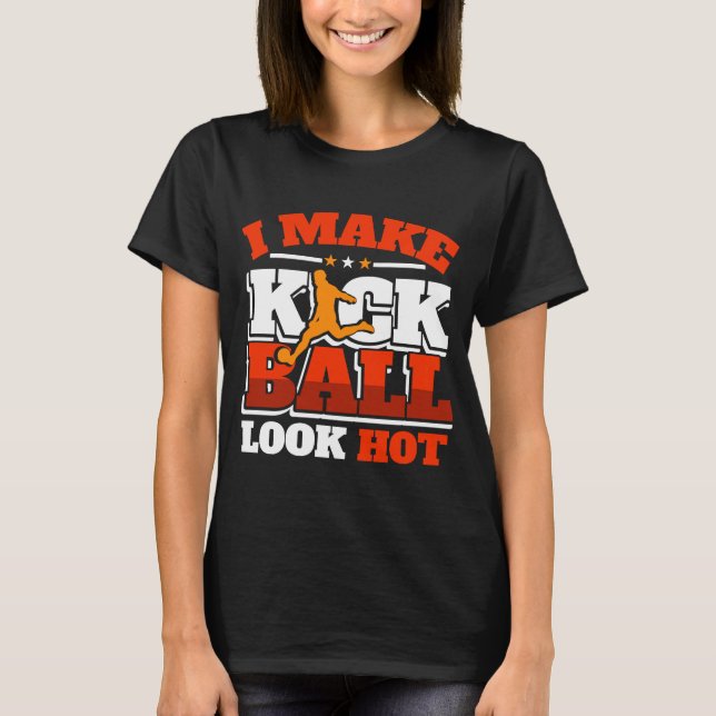 Kickball Player sieht Hot Kick Ball Squad Team T-Shirt (Vorderseite)