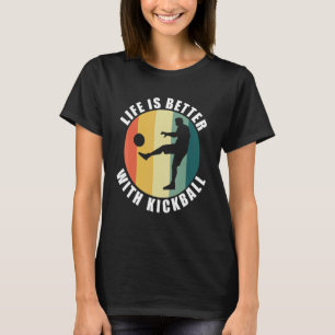 Kickball-Spieler geben Leben mit Kickball an T-Shirt