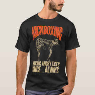 Kickboxen, bei dem auch Ihre Füße einen schwarzen T-Shirt