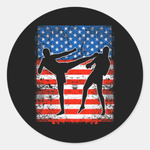 Kickboxkämpfer auf amerikanischer Flagge patriotis Runder Aufkleber
