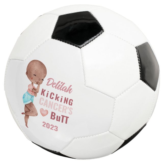 Kicken des Personalisierten Fußball-Balls für den  Fußball (Dreiviertel)
