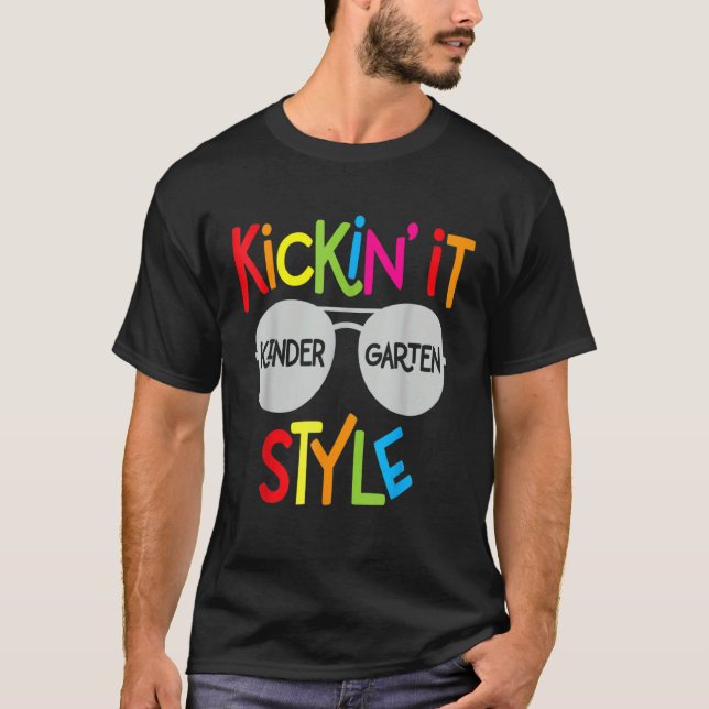 Kickin It Kindergarten Style Spaß Kids Back To Sch T-Shirt (Vorderseite)