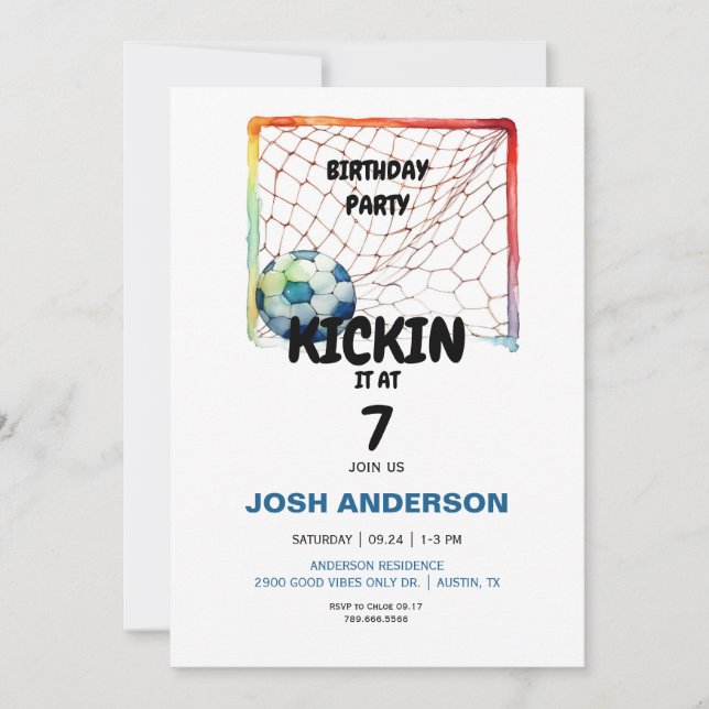 Kickin it Soccer Birthday Party Einladung (Vorderseite)