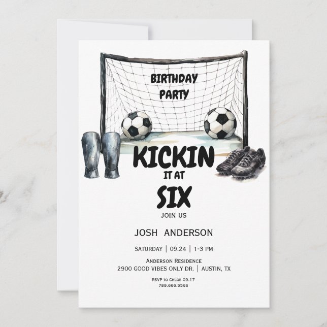 Kickin it Soccer Birthday Party Einladung (Vorderseite)