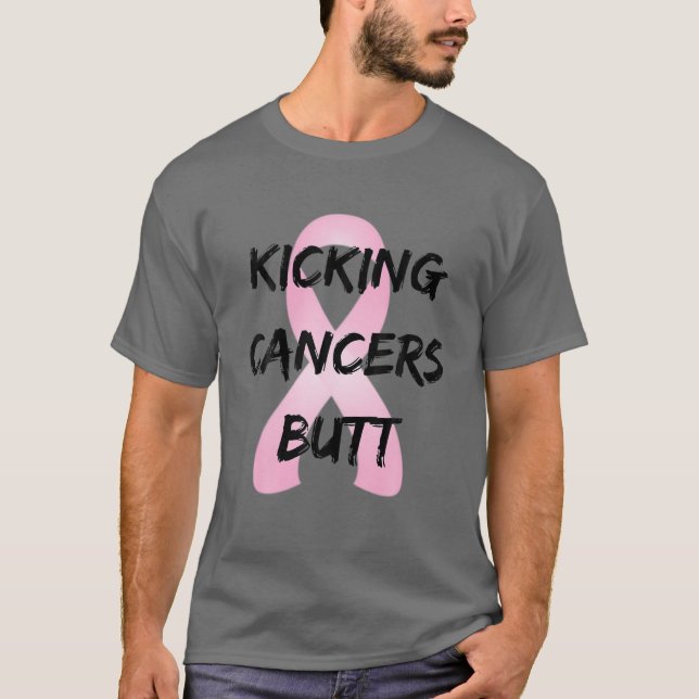 Kicking Cancer Hintern Brustkrebs Bewusstsein rosa T-Shirt (Vorderseite)