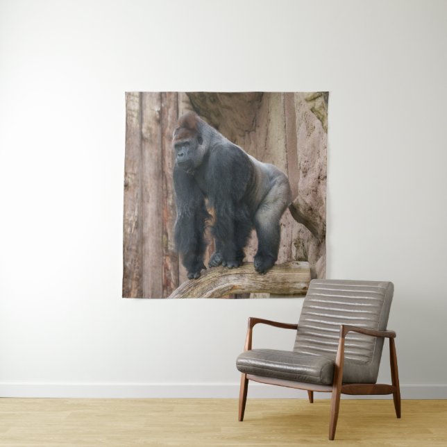 Kidogo the Silverback Strike a Pose on a Log Wandteppich (Beispiel)