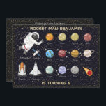 Kids Astronaut Solar System Monogram 5th Birthday Einladung<br><div class="desc">Eine inspirierende und farbenfrohe Weltraum-thematische Kindergeburtstag-Party Einladung für den aufstrebenden Astronauten mit einer Faszination für Planeten, Sonnensystem, Raketenschiffe und alles, was es draußen im Universum gibt. Einfach alle Typografie-Details anpassen, um Ihren Gästen alle Informationen zu Ihrer lustigen Veranstaltung zu geben. Zusätzliche Party-Produkte und Schreibwaren sind in diesem Design verfügbar, um...</div>