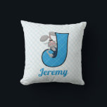 Kid's Blue Jackrabbit Monogram Letter J Kissen<br><div class="desc">Unser niedliches blaues Jackkaninchen mit dem Buchstaben "J" Monogramm wird in süß-blauen karierten Drucken gemacht,  um dieses personalisierte Kissen die perfekte Ergänzung zu jedem Kinderzimmer oder Kinderzimmer zu machen. Das Kissenpapier auf der Rückseite passt zum tiefer gedruckten Buchstaben "J" auf der Vorderseite des Kissens für zwei wunderbare Seiten.</div>