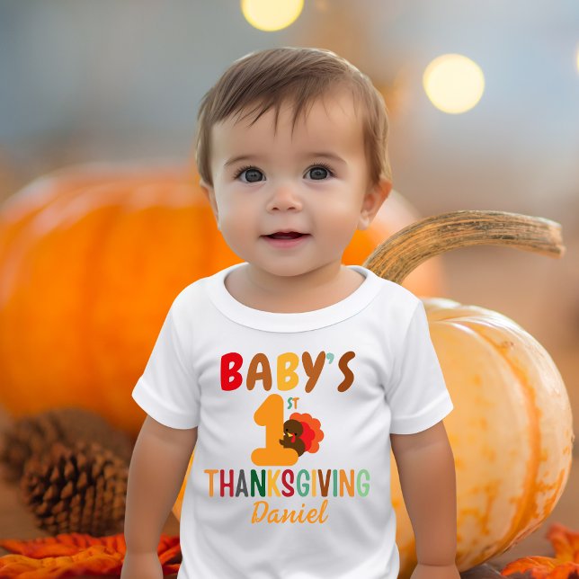 Kids First Thanksgiving Turkey Name Funny     Baby T-shirt (Von Creator hochgeladen)