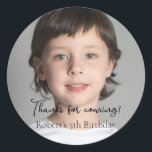Kids Foto Birthday Party Danke für das Kommen Runder Aufkleber<br><div class="desc">Fügen Sie Ihrer Geburtstagsparty eine Touch Charme hinzu, mit unserer Kinderparty Geburtstagsparty "Kids Foto Birthday Party" Danke für die Teilnahme an den Classic Round Stickers. Diese Aufkleber eignen sich hervorragend, um Gastgeschenken, Geschenktaschen oder sogar als Dekoration eine personalisierte Touch hinzuzufügen. Stickers können mit einem benutzerdefinierten Text und Ihrem bevorzugten Foto...</div>