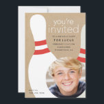 Kids Foto Bowling Geburtstagsparty Einladung<br><div class="desc">Eine moderne,  Foto-Geburtstagseinladung für ein Bowling-Party mit Bowling-Buttonen und kreisrunder Foto-Blende. Laden Sie Freunde zu einem Bowling-Party mit einem lustigen,  hellen,  grafischen Einladung ein. Ideal für Kinder,  Erwachsene,  Jungen und Mädchen.</div>