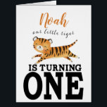 Kids Jungle Tiger First Birthday Monogram<br><div class="desc">Das Leben ist gut,  wenn du eins wendest! Feiern Sie Ihre kleinen Tiger zum ersten Geburtstag Niedlich und bezaubernd wilden einen Dschungeltiger ist bereit,  eine rauschende Zeit zu haben!. Moderne Typografie mit dem Namen Ihres Sohnes,  Enkels,  Enkeltochter oder der Tochter. Ideal für Safari-,  Dschungel- oder Zooveranstaltungen.</div>