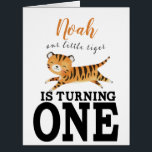 Kids Jungle Tiger First Birthday Monogram<br><div class="desc">Das Leben ist gut,  wenn du eins wendest! Feiern Sie Ihre kleinen Tiger zum ersten Geburtstag Niedlich und bezaubernd wilden einen Dschungeltiger ist bereit,  eine rauschende Zeit zu haben!. Moderne Typografie mit dem Namen Ihres Sohnes,  Enkels,  Enkeltochter oder der Tochter. Ideal für Safari-,  Dschungel- oder Zooveranstaltungen.</div>