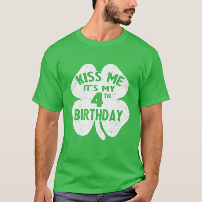 Kids Kiss Me It's My 4Th Birthday St Patrick's Day T-Shirt (Vorderseite)