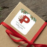 Kids Monogram Christmas Quadratischer Aufkleber<br><div class="desc">Entpacken Sie den Zauber von Weihnachten 🎅 Fügen Sie Ihren Geschenken eine persönliche Touch mit unseren individuell gestaltbaren Monogramm-Aufklebern hinzu. Tipp: Der Weihnachtsmann nickt einen flüchtige Blick aus dem Brief P! Und ja,  Sie können ihren Namen,  das Jahr und einen gemütlichen Gruß hinzufügen!</div>