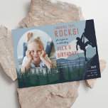 Kids Rock Climbing Foto Geburtstagsparty Einladung<br><div class="desc">Planen Sie mit diesen coolen Einladungen für abenteuerliche Kletterfreunde die Geburtstagsfeier Ihres Kindes! Design zeigt einen Bergsteiger auf einem Berg mit einem Wald unter,  mit "drehenden Felsen!" oben. Personalisieren Sie mit Ihrem Party Details in rustikalen modernen Schriften,  und fügen Sie ein Foto des Geburtstagskindes.</div>