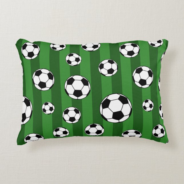 Kids Soccer Ball Pattern on Green Stripes Dekokissen (Vorderseite)