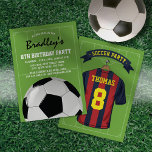 Kids Soccer Burgundy Blue Birthday Party Einladung<br><div class="desc">Fußball-Geburtstagsfeier mit grünem Fußballplatz,  bordeauxrotes und blau gestreiftes Shirt mit Namen und Nummer,  Fußball und modernes Party.</div>